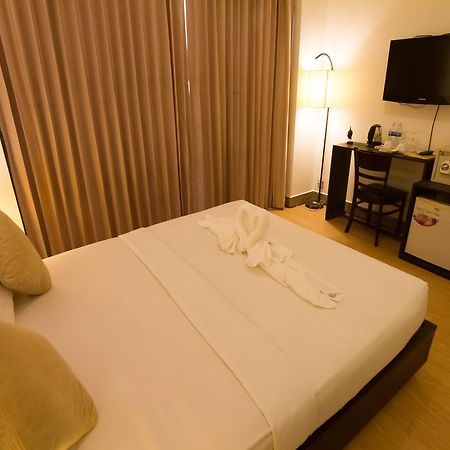 Adore Riverside Hotel Phnom Penh Exterior foto