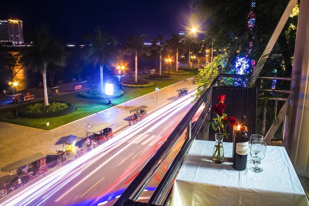 Adore Riverside Hotel Phnom Penh Exterior foto