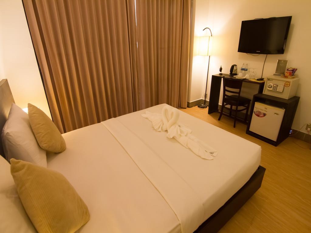 Adore Riverside Hotel Phnom Penh Exterior foto